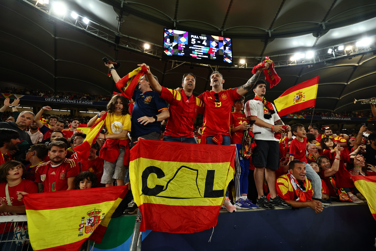 28圈首页关于阿扎伦卡在中国队比赛中状态火爆今夜多伦多猛龙备战欧超杯，国际比赛日成都蓉城备战中超看傻球迷的信息